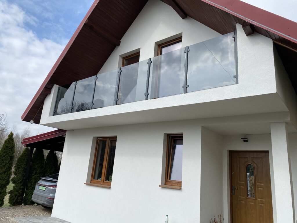 Nowoczesne balustrady szklane zewnętrzne Nowy Sącz – producent konstrukcji i barierki balkonowe na wymiar Insteelglass