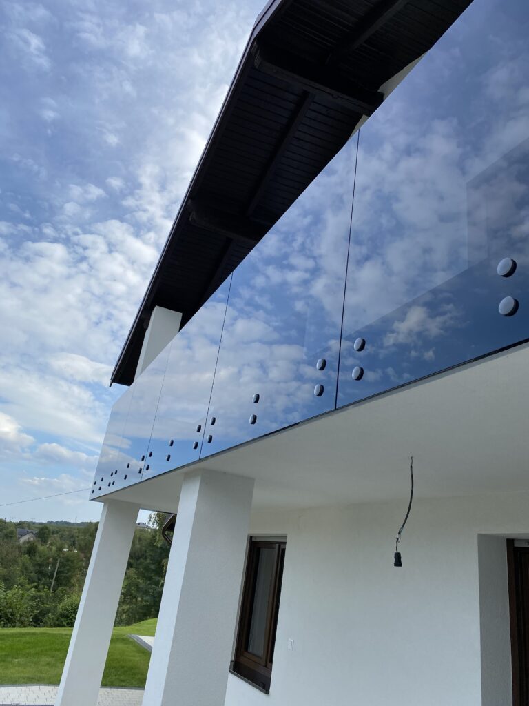 Nowoczesne balustrady szklane zewnętrzne w Nowym Sączu, seria Prestige, atrakcyjna cena z montażem na balkonie i tarasie