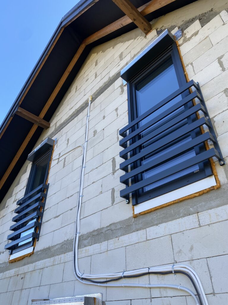 Nowoczesne barierki francuskie z czarnych profili stalowych malowanych proszkowo, styl loft, realizacja Gorlice