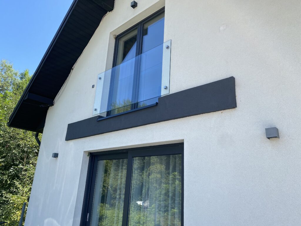 Nowoczesne okna francuskie szklane Kraków od Insteelglass, bezpieczne balustrady portfenetr ze szkła laminowanego VSG, cena z montażem