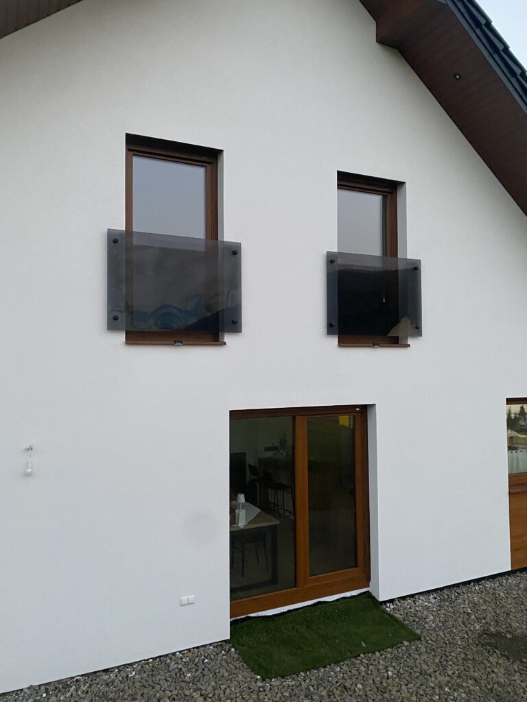 Nowoczesne okna francuskie szklane Kraków od Insteelglass – bezpieczne balustrady portfenetr ze szkła laminowanego na wymiar
