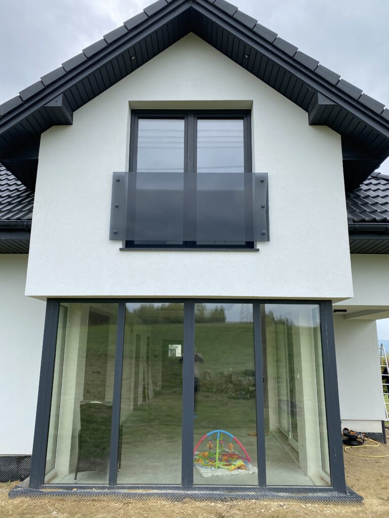 Nowoczesne okno francuskie ciemne szklane Kraków od Insteelglass – bezpieczna balustrada portfenetr ze szkłem grafitowym na wymiar
