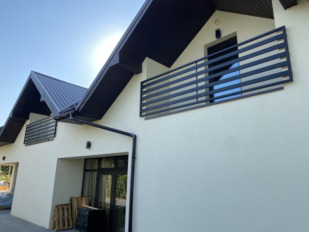 Nowoczesne okno francuskie stalowe ze stali nierdzewnej INOX od Insteelglass – bezpieczna balustrada portfenetr na wymiar odporna na korozję, realizacja Kraków i Nowy Sącz