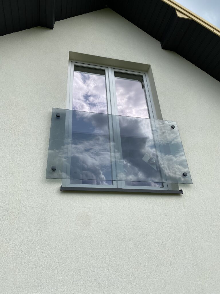 Nowoczesne okno francuskie szklane od Insteelglass – bezpieczna balustrada portfenetr na wymiar, realizacja Kraków i Nowy Sącz