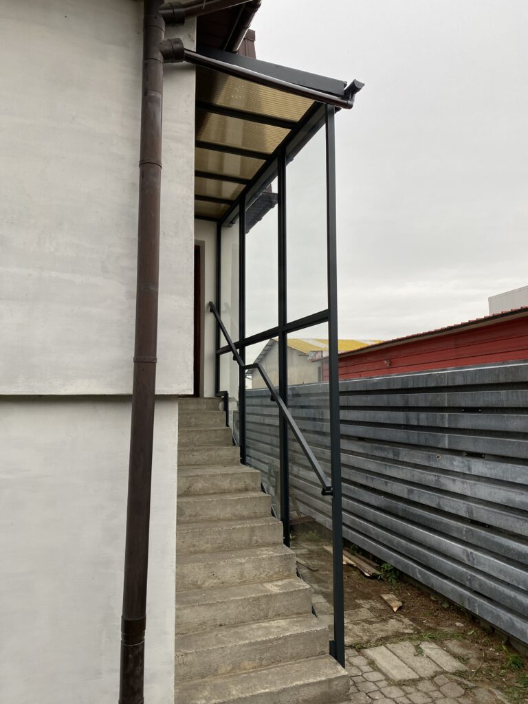 Nowoczesne szklane zadaszenie schodów zewnętrznych z montażem bocznym od Insteelglass Kraków – bezpieczne szkło nad wejściem