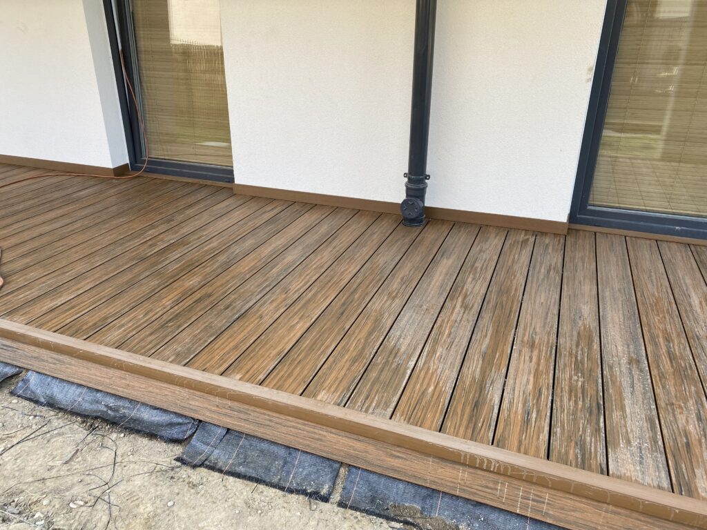 Nowoczesne wykończenie carportu i wiaty garażowej deską kompozytową