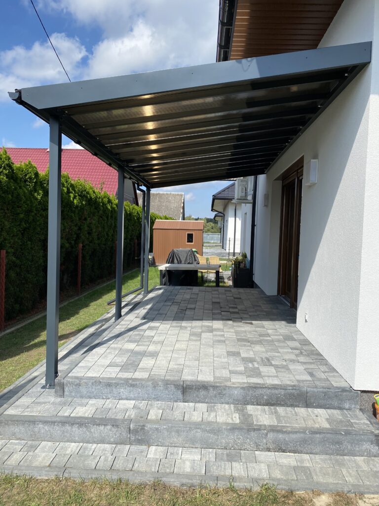Nowoczesne zadaszenie tarasu ze stali nierdzewnej INOX i poliwęglanu litego, realizacja premium Insteelglass Kraków