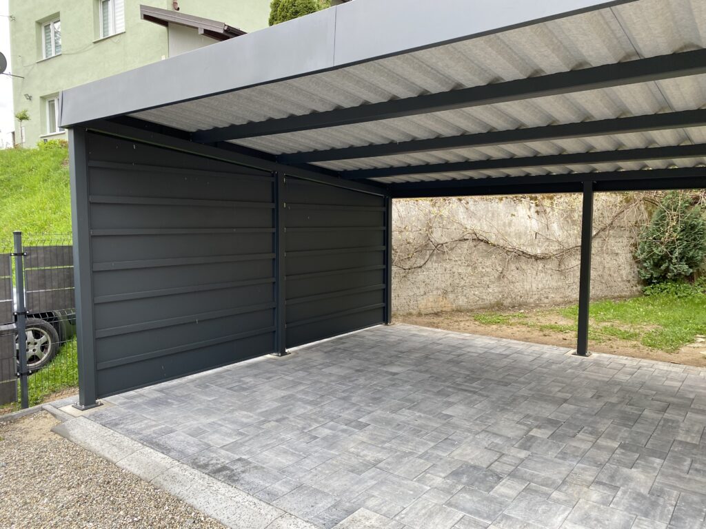 Nowoczesny carport jednospadowy w modnym kolorze antracyt mat, metalowa wiata samochodowa w stylu nowoczesnej strefy podjazdu