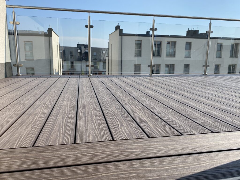 Nowoczesny taras kompozytowy Kraków – bez cyklinowania i corocznego olejowania, system premium od Insteelglass