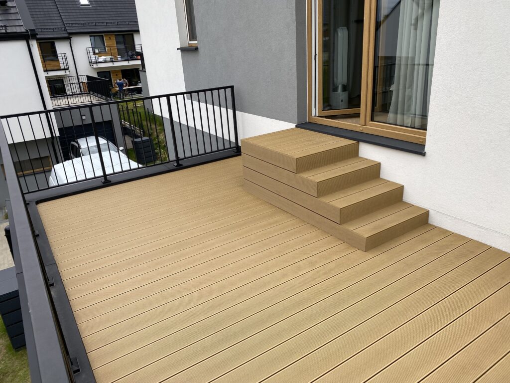 Nowoczesny taras z deski kompozytowej Kraków, kompleksowa realizacja Insteelglass – atrakcyjna cena za m2 z montażem