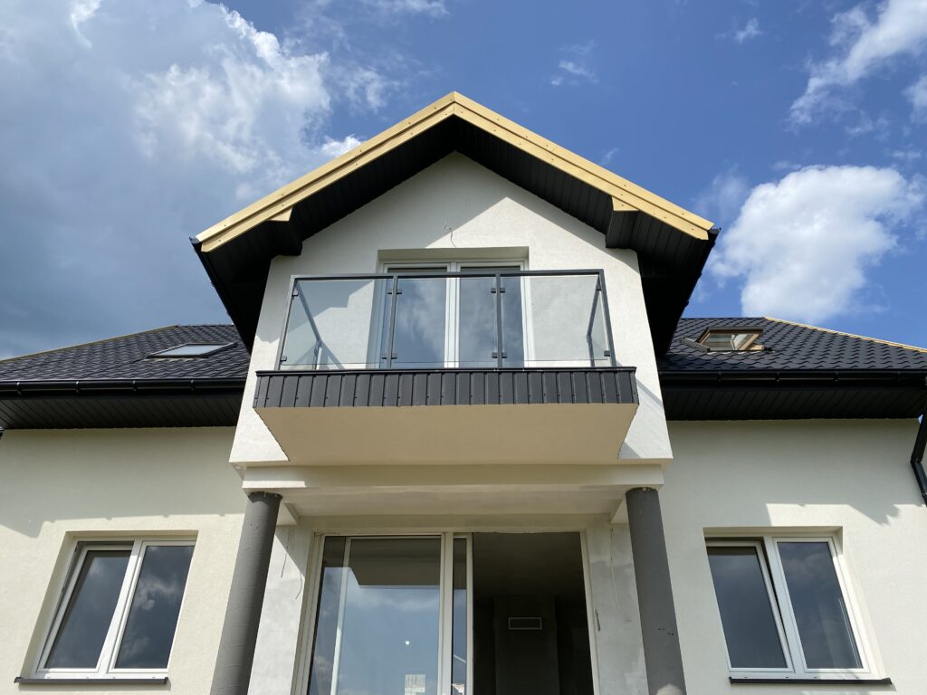 Ponadczasowe balustrady szklane na słupkach stalowych ze stali nierdzewnej, bezpośredni producent Insteelglass