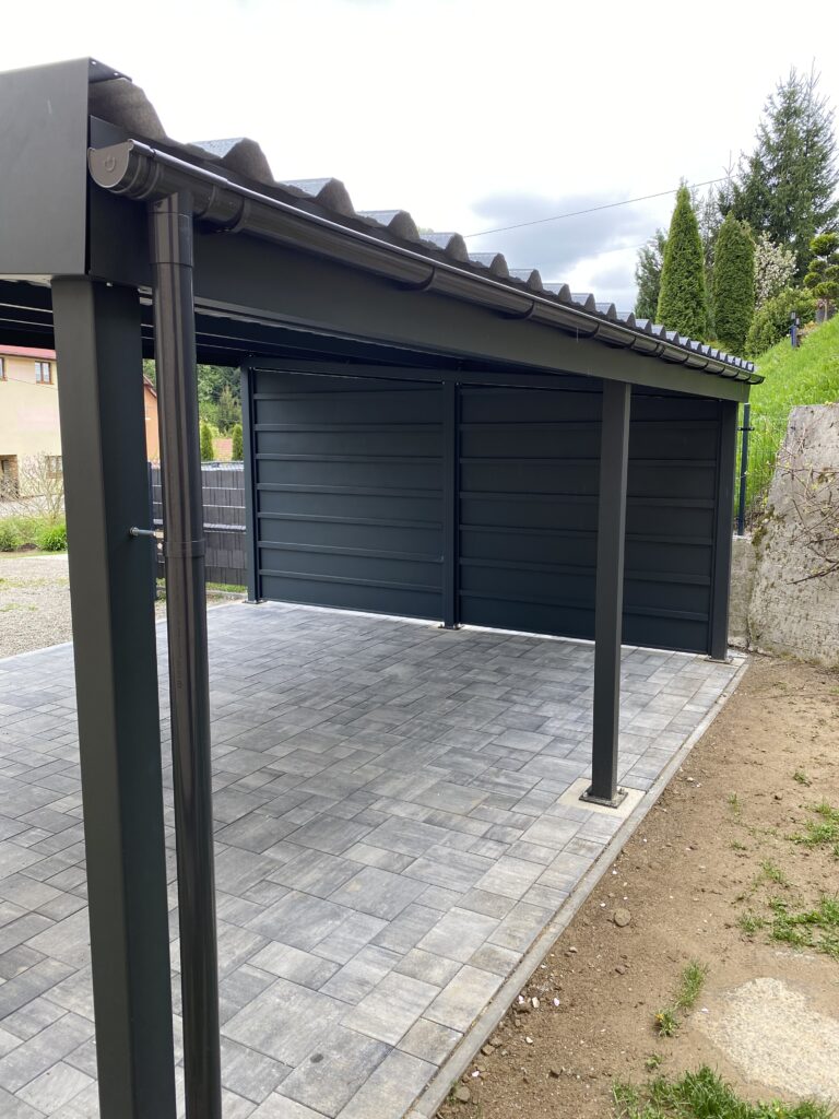Przyścienna wiata samochodowa metalowa na jeden samochód, carport na wymiar – sprawdź nasz aktualny cennik