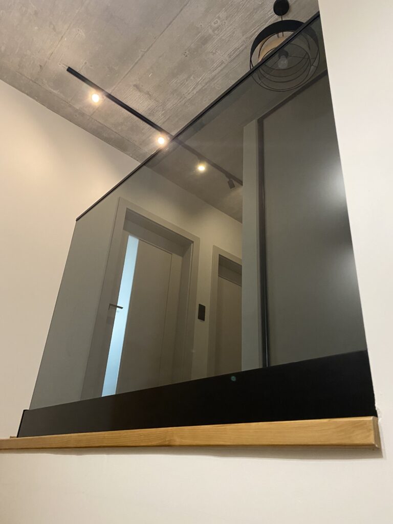 Samonośne balustrady szklane na schody wewnętrzne Nowy Sącz – szkło hartowane VSG ESG, atrakcyjna cena z montażem