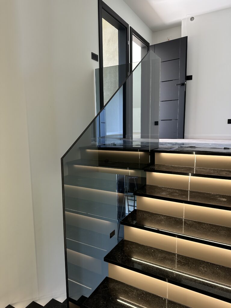 Samonośne balustrady szklane na schody ze szkła Optiwhite – krystaliczna przejrzystość i maksymalne doświetlenie wnętrza, Nowy Sącz