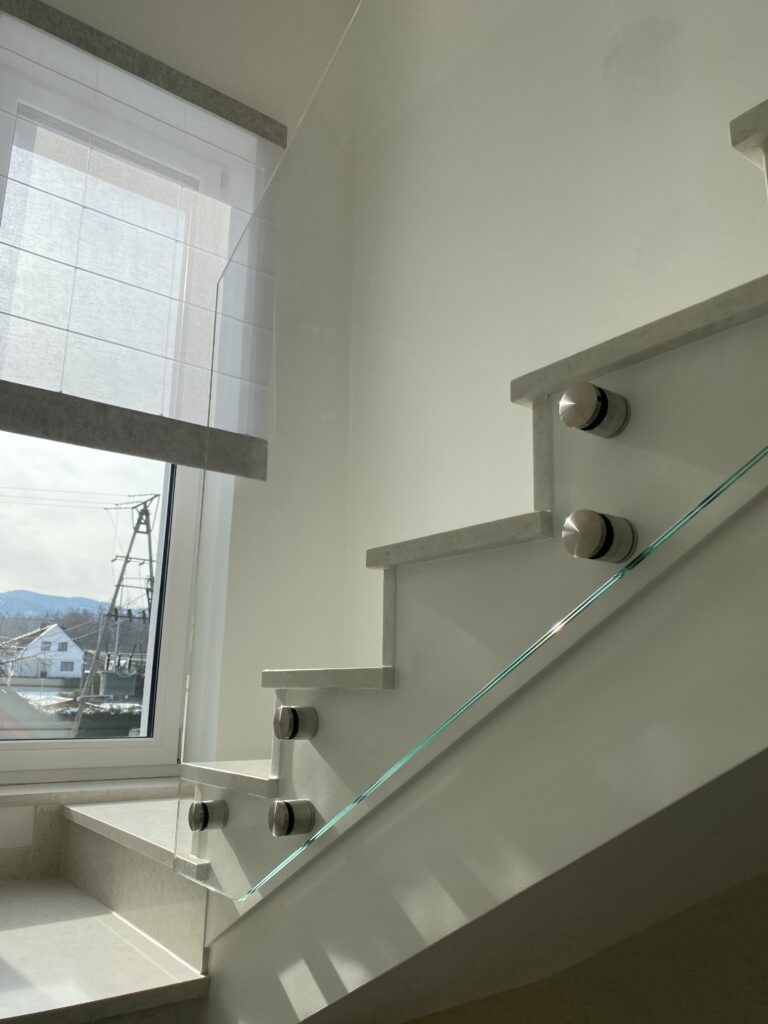 Samonośne balustrady ze szkła na schody loftowe dające efekt lewitacji, bezpośredni producent Insteelglass – sprawdź opinie
