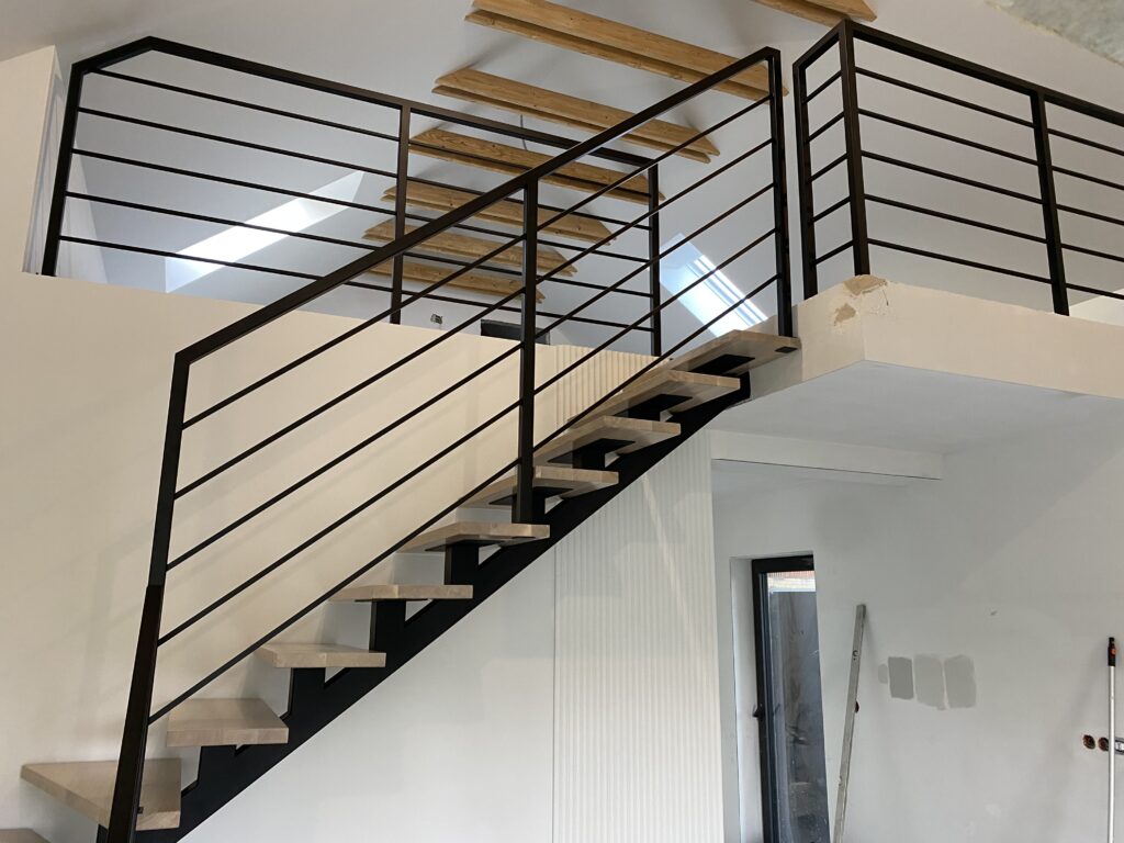 Schody metalowe zabiegowe z balustradą stalową malowaną proszkowo, precyzyjne wykonanie Insteelglass