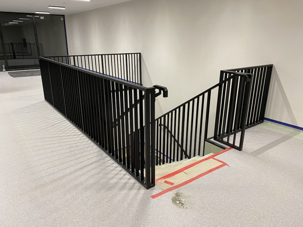 Solidne balustrady stalowe malowane proszkowo Brzeźna i Nowy Sącz – bezpieczne konstrukcje metalowe na balkon