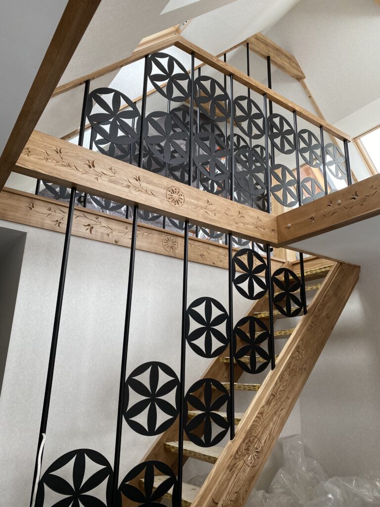 Stalowe balustrady podhalańskie i zakopiańskie w kolorze czarny mat struktura, precyzyjne cięcie blach CNC od Insteelglass