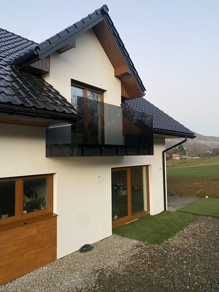 Szklana balustrada ciemna na uchwytach punktowych (rotulach) Gorlice – luksusowy design balkonu, cena z montażem