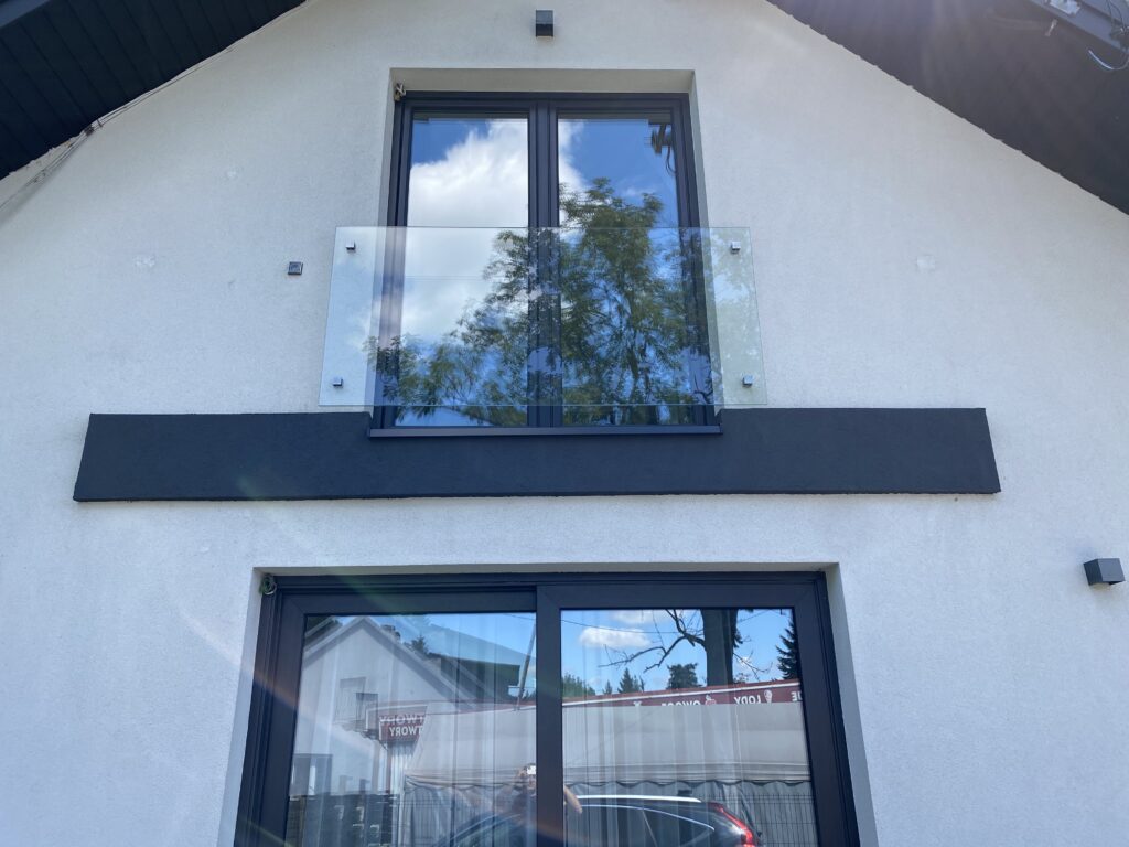 Szklana balustrada do okna francuskiego Nowy Sącz, minimalistyczne zabezpieczenie okna portfenetr, realizacja premium Insteelglass