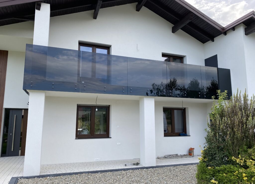 Szklane balustrady Nowy Sącz z prestiżowej serii Prestige na czarnych rotulach – nowoczesny design od Insteelglass