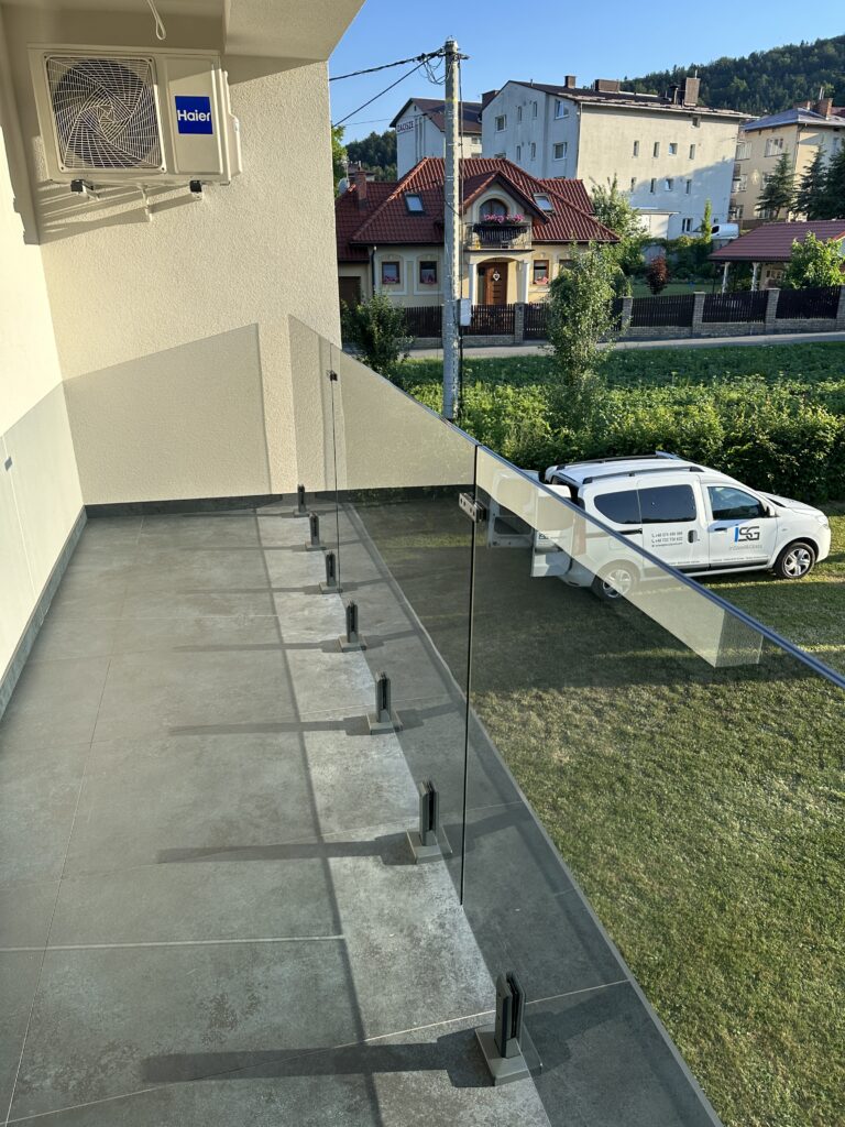 Szklane balustrady grafitowe na czopach (spigotach) Kraków – kompleksowy montaż i atrakcyjna cena za metr bieżący