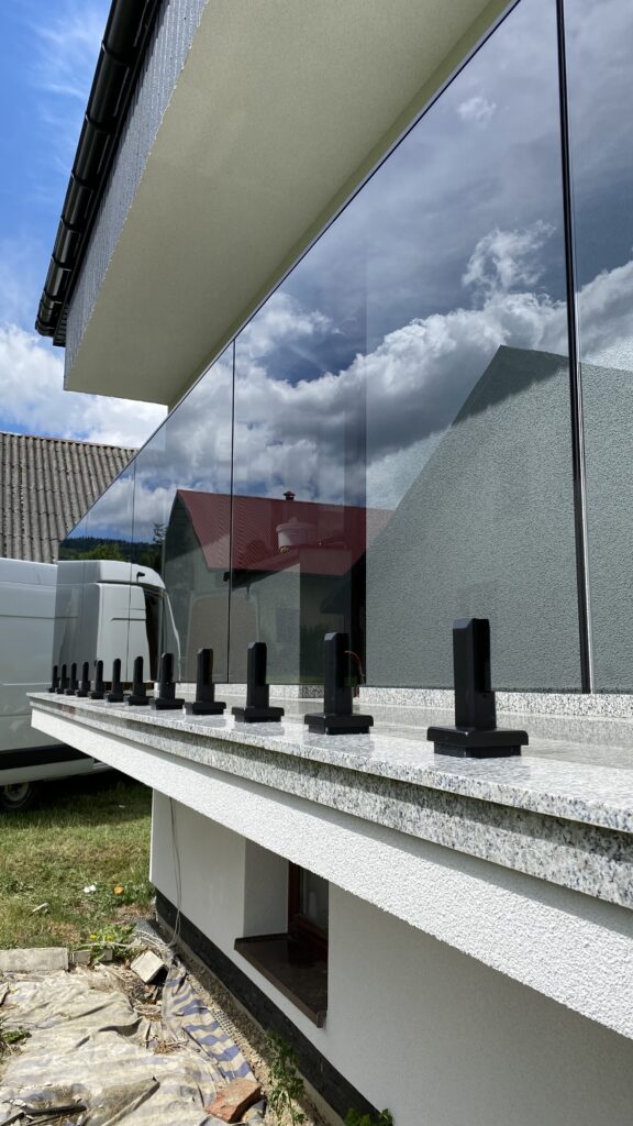 Szklane balustrady przyciemniane i dymione w Krakowie, bezpieczne szkło hartowane VSG ESG, atrakcyjna cena za metr z montażem