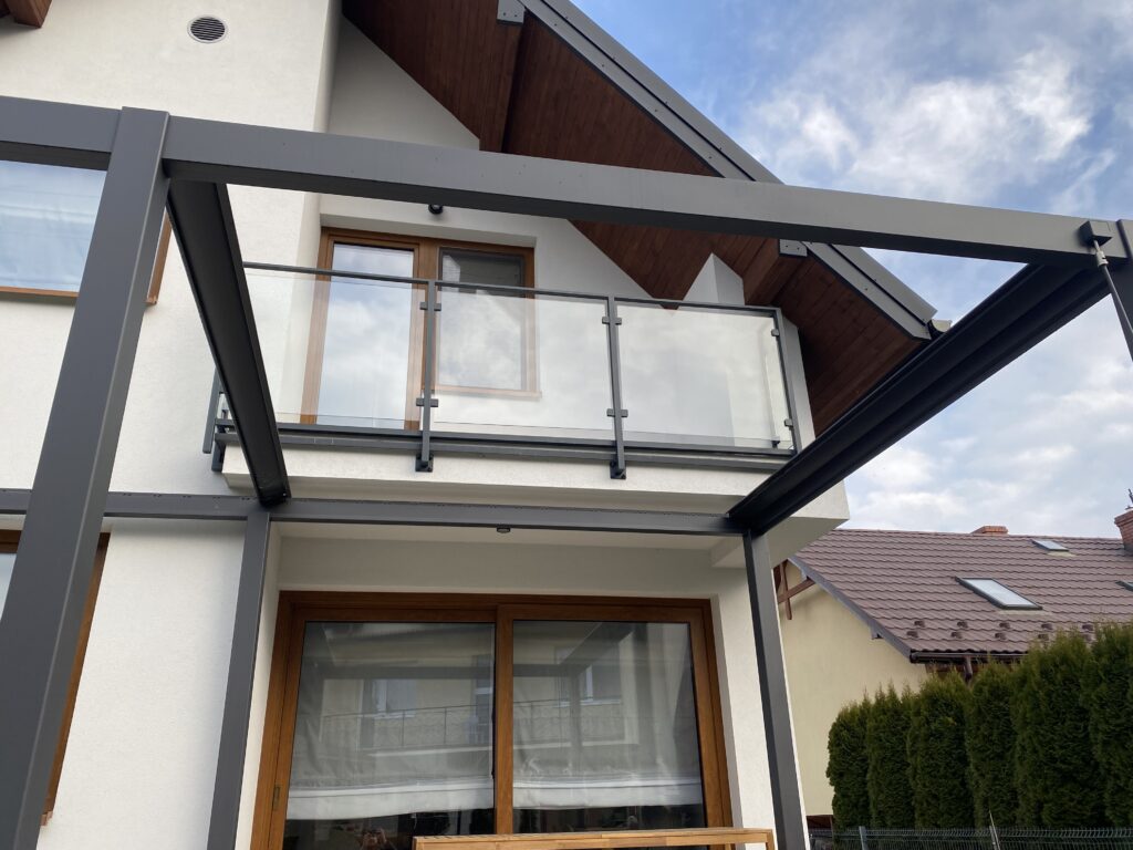 Szklane balustrady zewnętrzne z przyciemnianego szkła grafitowego VSG ESG, bezpośredni producent konstrukcji Insteelglass