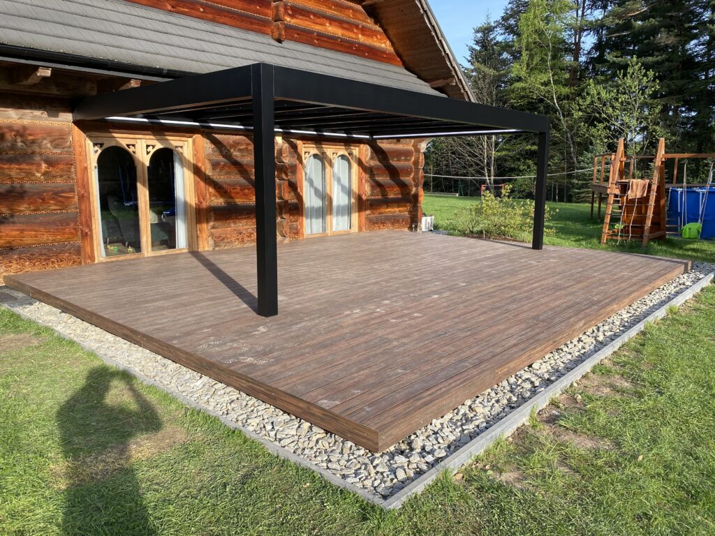 Tarasy kompozytowe i nowoczesna pergola bioklimatyczna z dachem żaluzjowym, realizacja premium Insteelglass Nowy Sącz