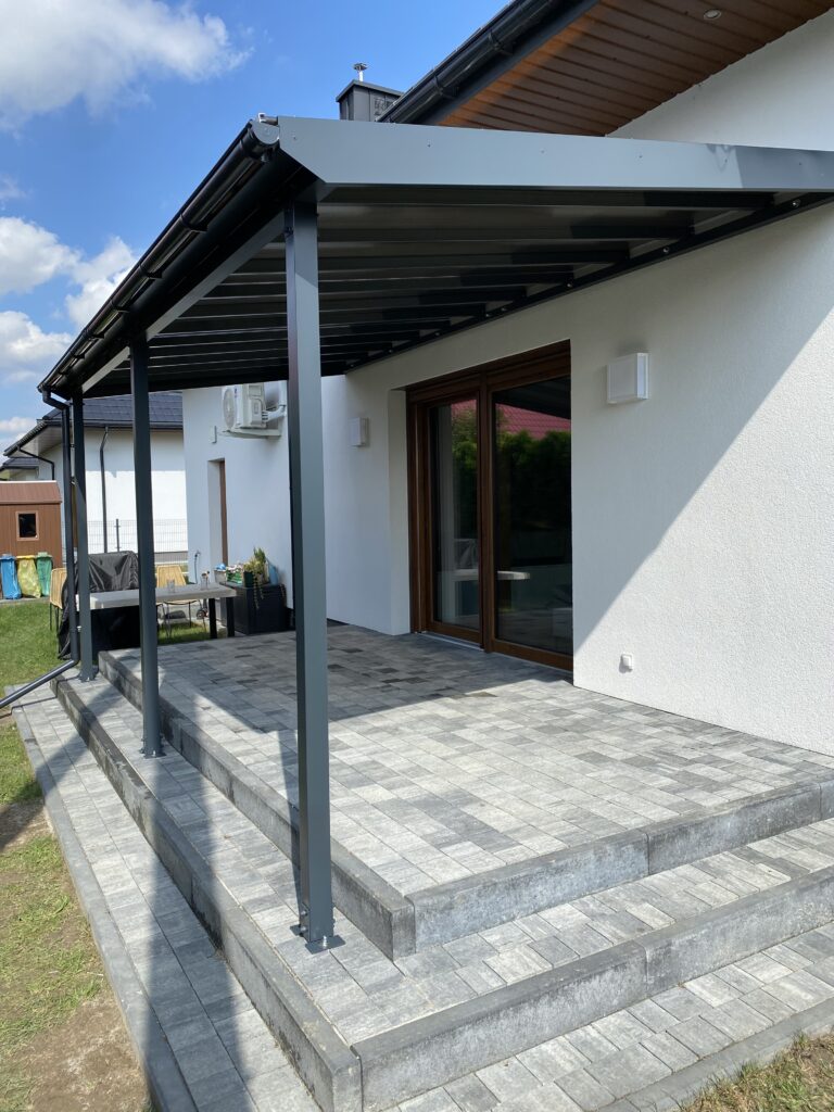 Trwałe zadaszenia tarasowe z nierdzewki i poliwęglanu komorowego Nowy Sącz – cennik konstrukcji na wymiar od Insteelglass