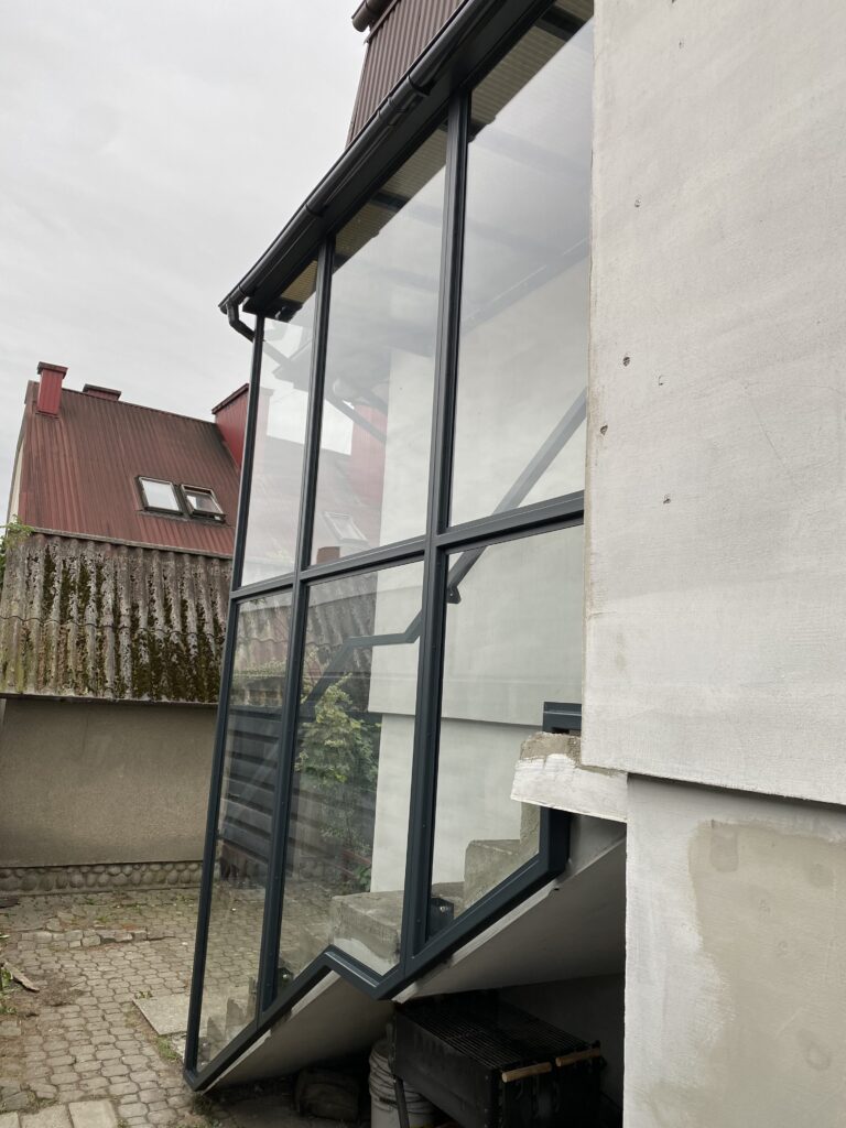 Wytrzymałe zadaszenie tarasu z poliwęglanu litego i stali Nowy Sącz – nowoczesna wiata ogrodowa, cena z montażem